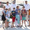 L'infante Elena d'Espagne avec ses enfants Victoria (dans ses bras) et Felipe (sac à dos rouge), et la reine Sofia d'Espagne avec ses petits-enfants Miguel, Pablo, Irene et Juan le 28 juillet 2014 au club nautique de Palma de Majorque.