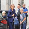La reine Sofia d'Espagne accueillie chaleureusement par sa petite-fille Irene Urdangarin le 28 septembre 2013 à son arrivée à Genève, en Suisse, pour le 14e anniversaire de son petit-fils Juan.