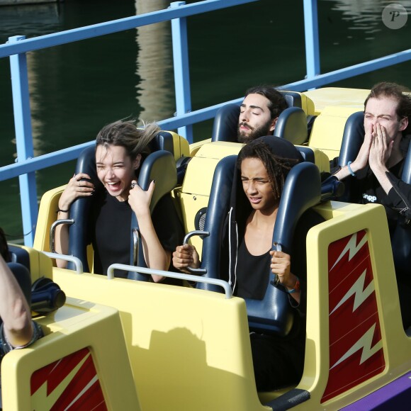 Exclusif - Jaden Smith est allé avec sa nouvelle compagne et des amis au parc d'attractions Disneyland à Anaheim. le 13 mai 2015  