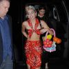 Miley Cyrus jette des dollars à son éfigie, le 13 mai 2015 dans les rues de New York 