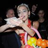 Miley Cyrus jette des dollars à son éfigie, le 13 mai 2015 dans les rues de New York 