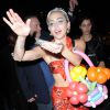 Miley Cyrus jette des dollars à son éfigie, le 13 mai 2015 dans les rues de New York 