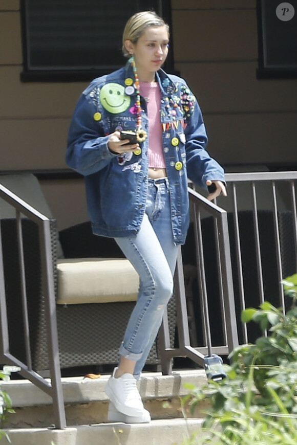 Miley Cyrus a déjeuné avec un ami au Studio City Los Angeles, le 09 mai 2015