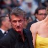 Charlize Theron et son amoureux Sean Penn - Montée des marches du film "Mad Max : Fury Road" lors du 68e Festival International du Film de Cannes le 14 mai 2015.