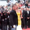 Charlize Theron et son amoureux Sean Penn - Montée des marches du film "Mad Max : Fury Road" lors du 68e Festival International du Film de Cannes le 14 mai 2015.