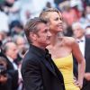 Charlize Theron (en Christian Dior Couture) et son fiancé Sean Penn - Montée des marches du film "Mad Max : Fury Road" lors du 68e Festival International du Film de Cannes le 14 mai 2015.