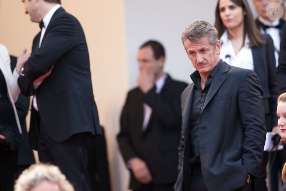 Sean Penn - Montée des marches du film "Mad Max : Fury Road" lors du 68e Festival International du Film de Cannes le 14 mai 2015.
