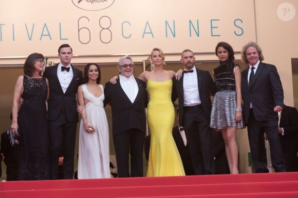 Margaret Sixel, Nicholas Hoult, Zoe Kravitz, George Miller, Charlize Theron, Tom Hardy, Courtney Eaton et Doug Mitchell - Montée des marches du film "Mad Max : Fury Road" lors du 68e Festival International du Film de Cannes le 14 mai 2015.