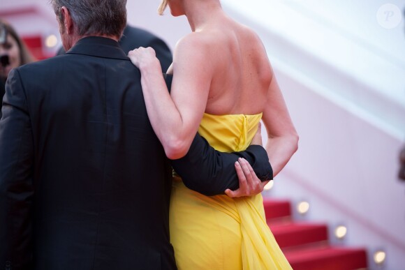 Charlize Theron et son fiancé Sean Penn - Montée des marches du film "Mad Max : Fury Road" lors du 68e Festival International du Film de Cannes le 14 mai 2015.