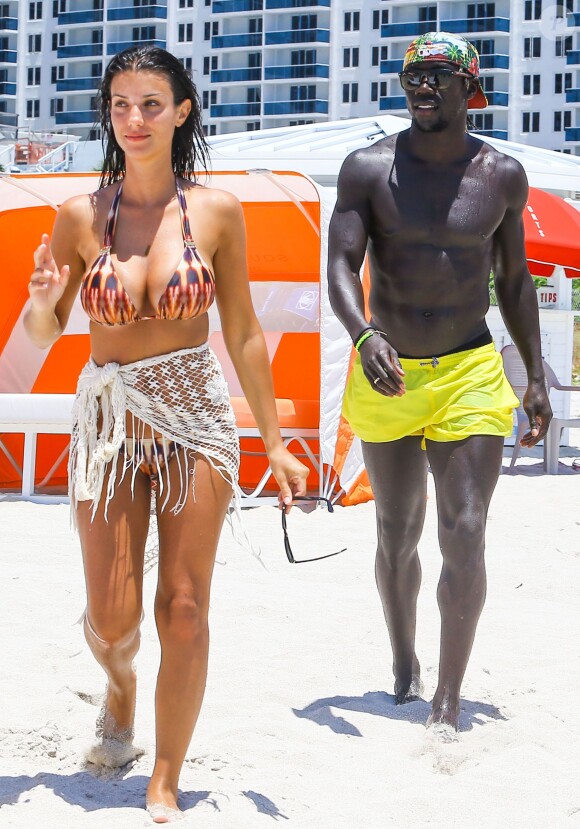 Le footballeur français Bacary Sagna, fait du jet-ski avec sa femme Ludivine à Miami, le 19 juillet 2014
