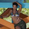 Nicole Murphy, irrésistible en bikini et paréo, se prête à un petit shooting photo sur une plage de Miami. Le 14 mai 2015.