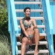  Nicole Murphy se pr&ecirc;te &agrave; un petit shooting photo sur une plage de Miami. Le 14 mai 2015. 