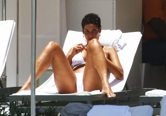Nicole Murphy se détend au bord d'une piscine à Miami, le 13 mai 2015.