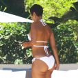  Nicole Murphy se d&eacute;tend au bord d'une piscine &agrave; Miami, le 13 mai 2015. 