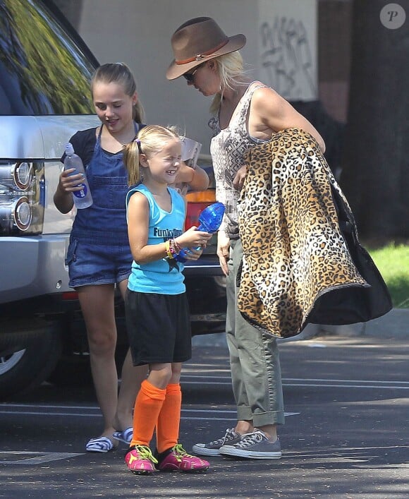 Exclusif - Jennie Garth et son nouveau compagnon Michael Shimbo regardent les filles de l'actrice jouer au football a Los Angeles. Le 8 septembre 2013  