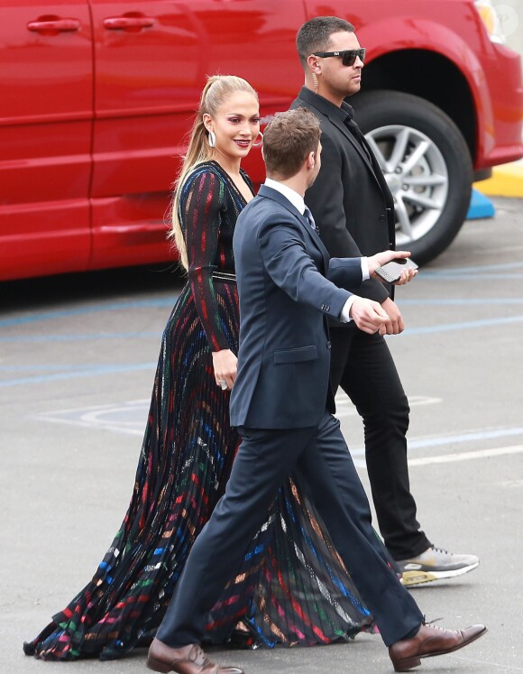 Jennifer Lopez et Ryan Seacrest à la sortie des studios d'enregistrement de l’émission « American Idol » à Hollywood, le 22 avril 2015 