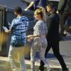 Jennifer Lopez - Jennifer Lopez, Keith Urban et Harry Connick Jr prennent des photos avec leurs fans à la sortie des studios de "American Idol" à Hollywood, le 29 avril 2015