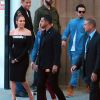 Jennifer Lopez et Casper Smart à la sortie du plateau de 'American Idol' à Hollywood. Jennifer semble avoir un problème de fermeture éclair! Le 8 avril 2015