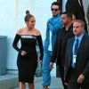 Jennifer Lopez et Casper Smart à la sortie du plateau de 'American Idol' à Hollywood. Jennifer semble avoir un problème de fermeture éclair! Le 8 avril 2015 