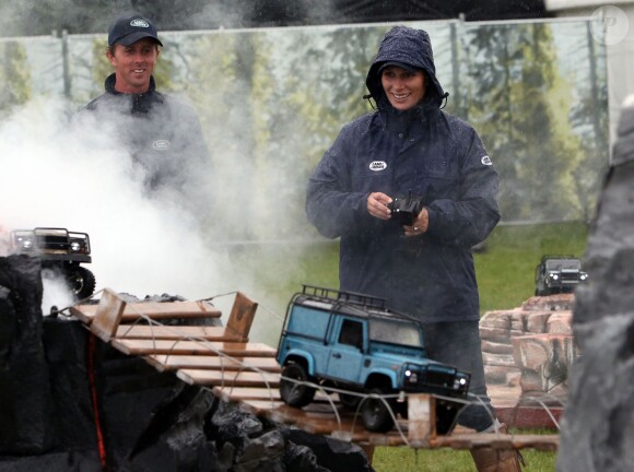 Zara Phillips, avec son collègue cavalier et compatriote Ben Maher, jouait à la voiture télécommandée le 14 mai 2015 au Royal Windsor Horse Show dans le cadre d'un événement Land Rover.