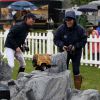 Zara Phillips, avec son collègue cavalier et compatriote Ben Maher, jouait à la voiture télécommandée le 14 mai 2015 au Royal Windsor Horse Show dans le cadre d'un événement Land Rover.