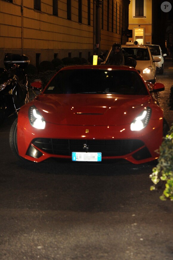 Mario Balotelli de sortie avec sa Ferrari à Milan en janvier 2014