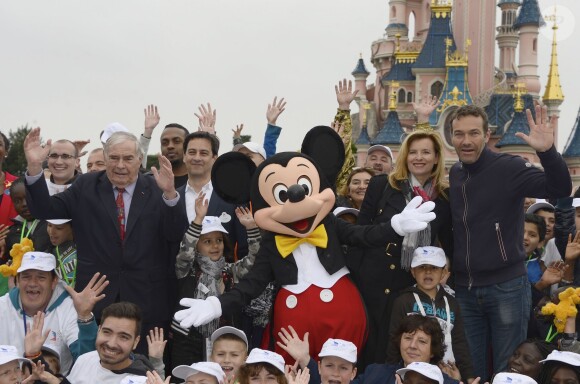 Julien Lauprêtre, Julien Kauffmann, Revenue Management et Analyses, Colonel Reyel, Valérie Trierweiler et Marc-Emmanuel - Lancement de la campagne "Vacances d'été 2015" du Secours Populaire à Disneyland Paris. Le 16 mai 2015