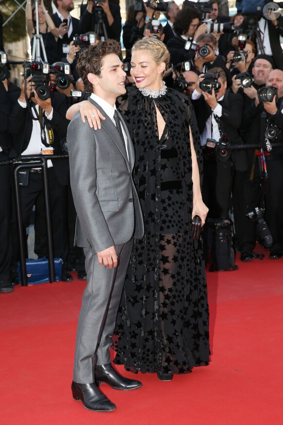 Sienna Miller et Xavier Dolan - Montée des marches du film "Carol" lors du 68e Festival International du Film de Cannes, le 17 mai 2015.