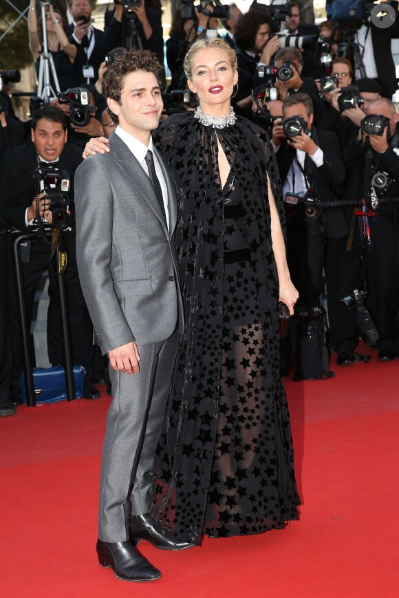 Sienna Miller et Xavier Dolan - Montée des marches du film "Carol" lors du 68e Festival International du Film de Cannes, le 17 mai 2015.