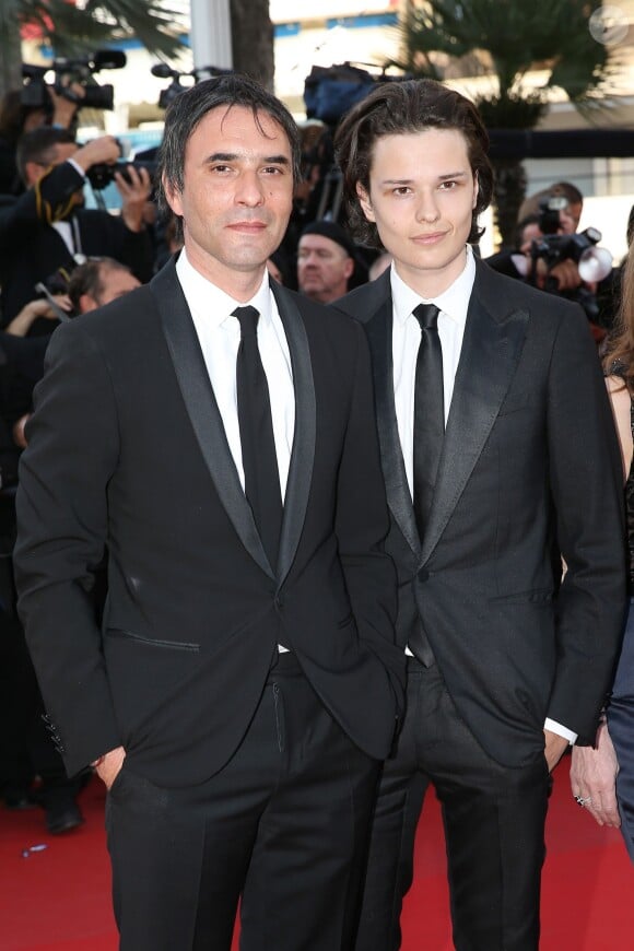 Samuel Benchetrit et son fils Jules - Montée des marches du film "Asphalte" lors du 68e Festival International du Film de Cannes, le 17 mai 2015.