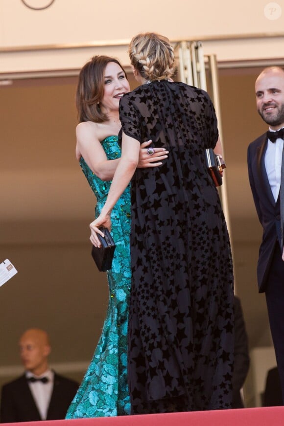 Elsa Zylberstein, Sienna Miller - Montée des marches du film "Carol" lors du 68e Festival International du Film de Cannes, le 17 mai 2015.