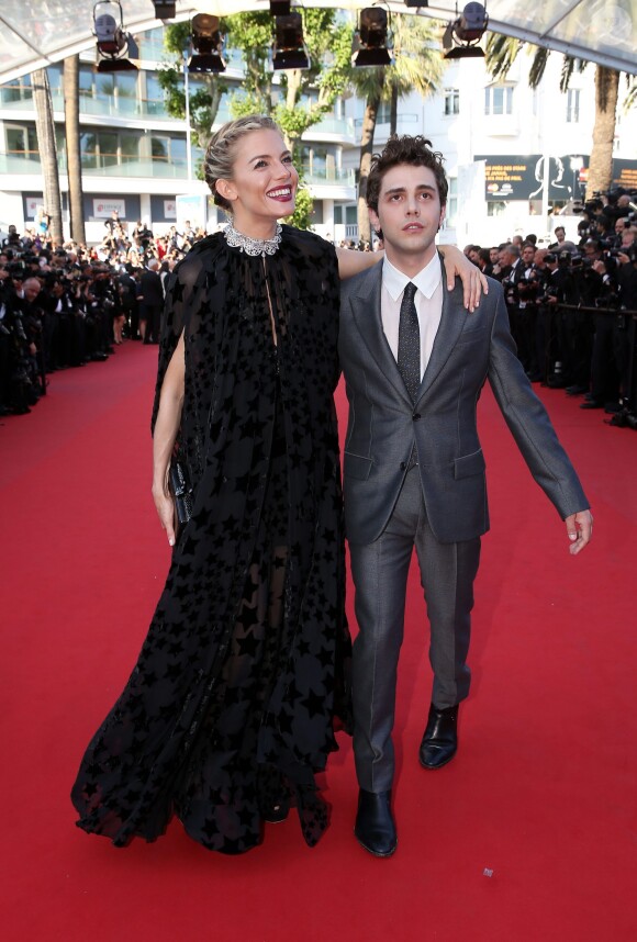 Sienna Miller et Xavier Dolan - Montée des marches du film "Carol" lors du 68e Festival International du Film de Cannes, le 17 mai 2015.