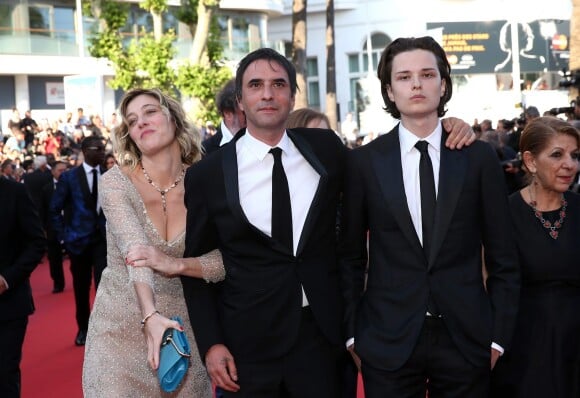 Valeria Bruni-Tedeschi, Samuel Benchetrit, son fils Jules Benchetrit - Montée des marches du film "Asphalte" lors du 68e Festival International du Film de Cannes, le 17 mai 2015.