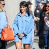 Rihanna arrive sur le plateau de l'émission "Jimmy Kimmel Live!" à Hollywood, habillée d'une veste bleu ciel Moschino (pré-collection automne 2015) et de sandales Dsquared² (pré-collection automne 2015). Le 1er avril 2015.