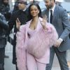 Rihanna arrive sur le plateau de l'émission "Good Morning America" à New York, tout de rose vêtue avec un manteau, une combinaison bustier et une écharpe en fourrure Pascal Millet (collection automne-hiver 2015-2016) et de souliers Christian Louboutin. Le 13 mars 2015.