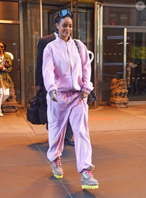 Rihanna à New York, porte une veste et un jogging en velours Sean John, un sac Christian Dior et des chaussures Degen. Le 13 mars 2015.