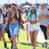 Kendall Jenner et Kylie Jenner, ravissante dans sa longue veste Nomia, un crop-top Brandy Melville, un mini-short blanc American Apparel et des bottines Timberland, assistent au 1er jour du festival de Coachella. Le 10 avril 2015.