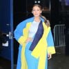 Blake Lively arrive aux studios d'ABC à New York, habillée d'un manteau et d'une robe Roksanda Ilincic (collection croisière 2015) et de souliers Christian Louboutin. Le 21 avril 2015.
