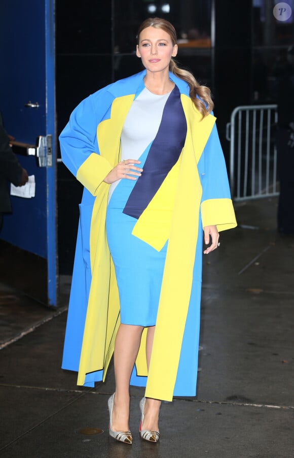 Blake Lively arrive aux studios d'ABC à New York, habillée d'un manteau et d'une robe Roksanda Ilincic (collection croisière 2015) et de souliers Christian Louboutin. Le 21 avril 2015.