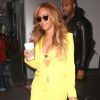 Beyoncé à New York, porte un tailleur jaune Zadig & Voltaire, un soutien-gorge assorti et des chaussures rayées. Des lunettes Ray-Ban (collection Clubmaster) et une pochette Charlotte Olympia accessoirisent sa tenue. Le 20 mai 2015.