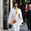 Vanessa Hudgens tout de blanc vêtue à New York, porte une combinaison AQ/AQ et un sac Chloé (modèle Faye). Le 19 mai 2015.