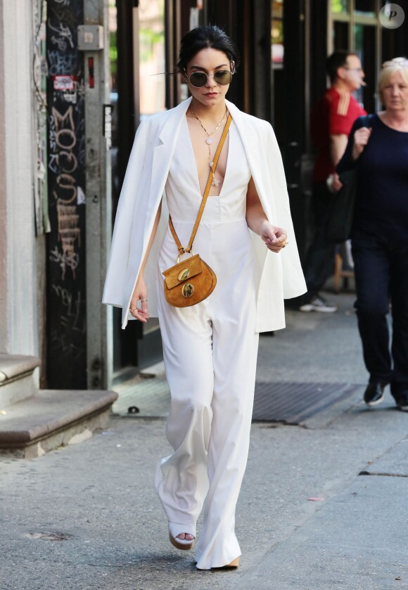 Vanessa Hudgens tout de blanc vêtue à New York, porte une combinaison AQ/AQ et un sac Chloé (modèle Faye). Le 19 mai 2015.