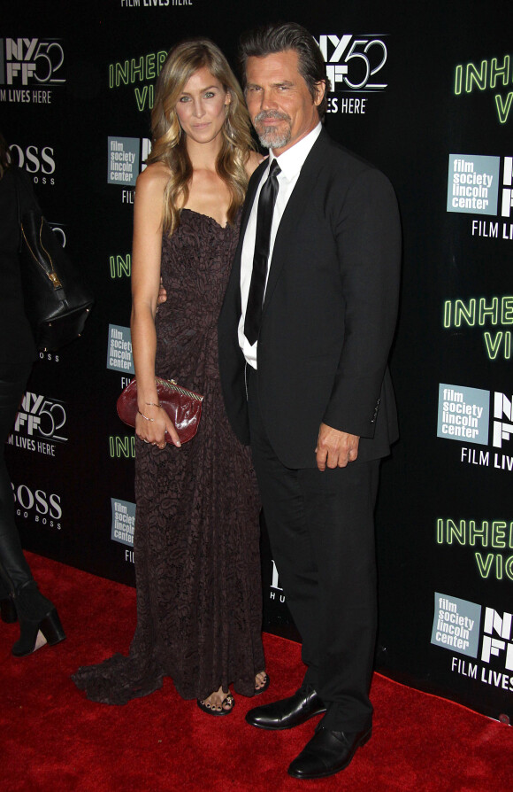 Josh Brolin officialise avec sa girlfriend Kathryn Boyd à la première de "Inherent Vice" à New York, le 4 octobre 2014.