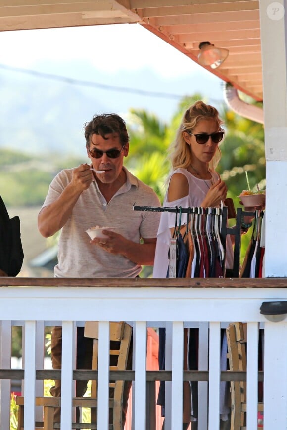 Josh Brolin et sa future femme Kathryn Boyd à Hawaï, le 17 mars 2014. 