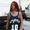 La chanteuse Rihanna se promène, vêtue du maillot de l'équipe des San Antonio Spurs, dans le quartier de Soho à New York, le 8 mai 2015.