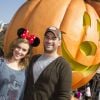 Alyssa Milano et son mari David Bugliari posent a Disneyland pendant les fetes d'Halloween le 26 octobre 2013. 
