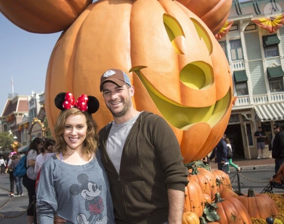 Alyssa Milano et son mari David Bugliari posent a Disneyland pendant les fetes d'Halloween le 26 octobre 2013 