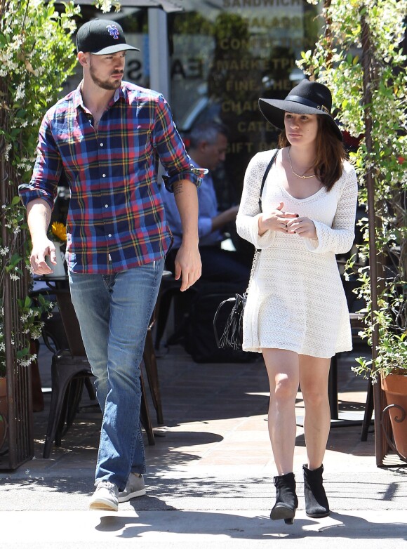 Lea Michele et son petit-ami Matthew Paetz vont déjeuner au restaurant alors qu'ils fêtent leur 1 an de relation en ce mois d'avril à West Hollywood, le 29 avril 2015.