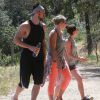 Exclusif - Lea Michele et son compagnon Matthew Paetz ont fait une randonnée avec une amie au parc TreePeople à Studio City, le 4 avril 2015.