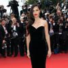 Adriana Lima, irrésistible dans une robe bustier noire en velours, monte les marches du Palais des Festivals avant la projection du film en compétition "Sicario à Cannes, le 19 mai 2015.